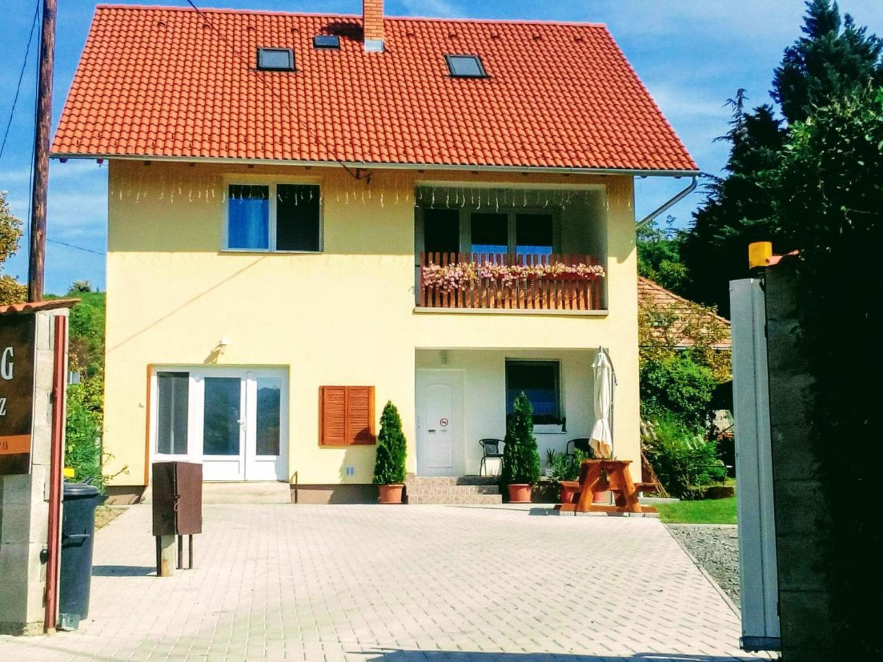 ホテル Lotuszvirag Vendeghaz Szekszárd エクステリア 写真